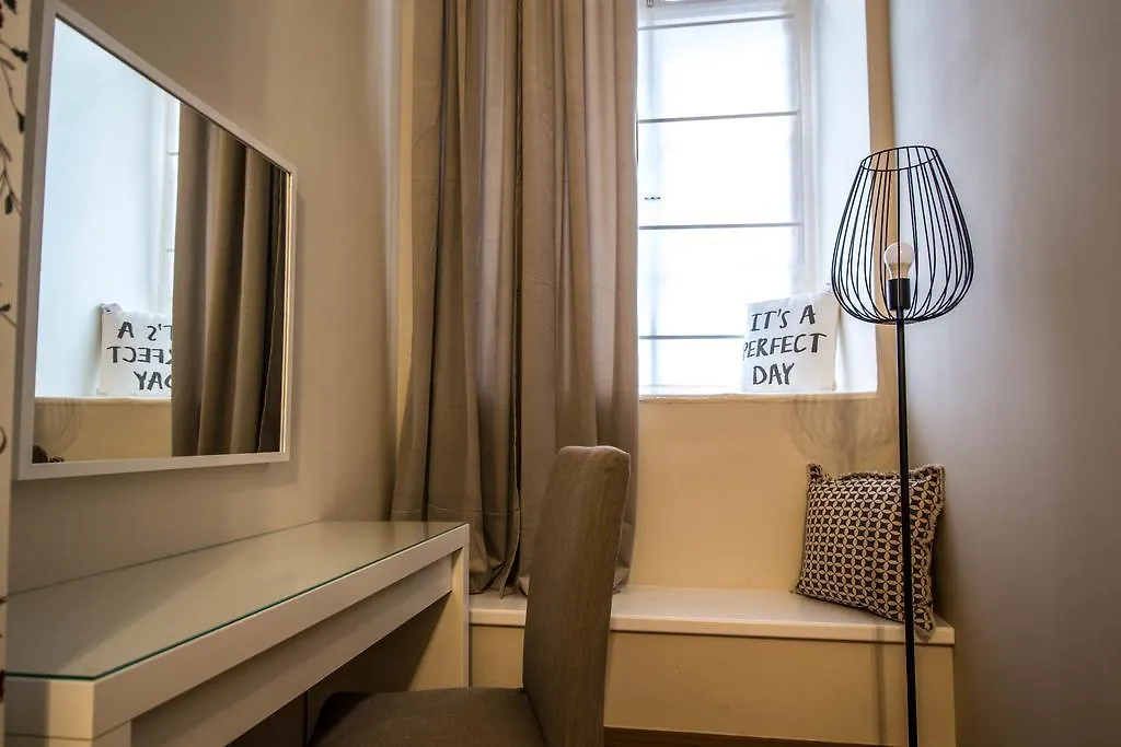 4Bdr Historical Spirit Apt By Ruterra 프라하